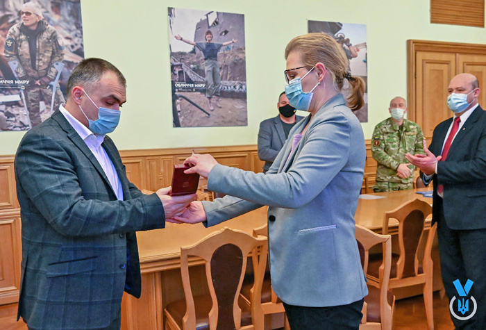 Міністр у справах ветеранів Юлія Лапутіна відзначила державними нагородами тих, хто не шкодував себе у боротьбі з російським агресорам. Фото з сайту facebook.com/mva.gov.ua
